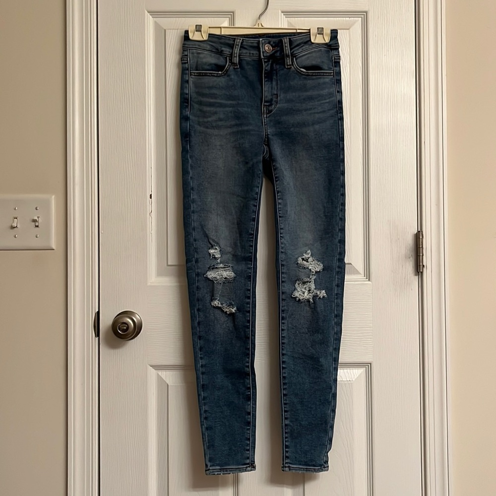 American Eagle Next Level Stretch Med Blue Skinny Jeans Ripped Knees Size 2